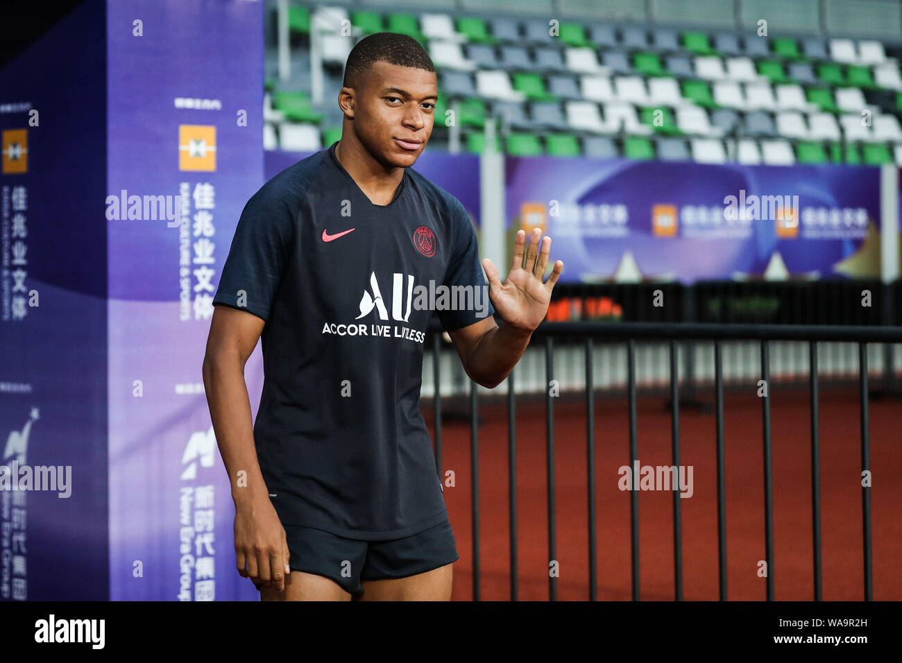 Kylian Mbappe ed i compagni di squadra di Parigi Saint-Germain prendere parte a una sessione di formazione per preparare la prossima partita della International Cup Super 20 Foto Stock