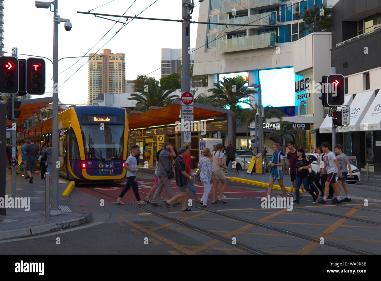 La rete di ferrovia leggera a Surfers Paradise Boulevard Gold Coast di Queensland in Australia Foto Stock