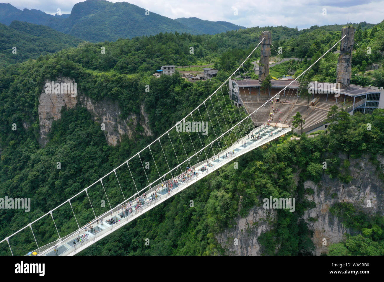 I turisti a piedi sulla più lunga del mondo e il più alto dal fondo di vetro ponte sopra il Zhangjiajie Grand Canyon a Wulingyuan Scenic e interesse storico Ar Foto Stock