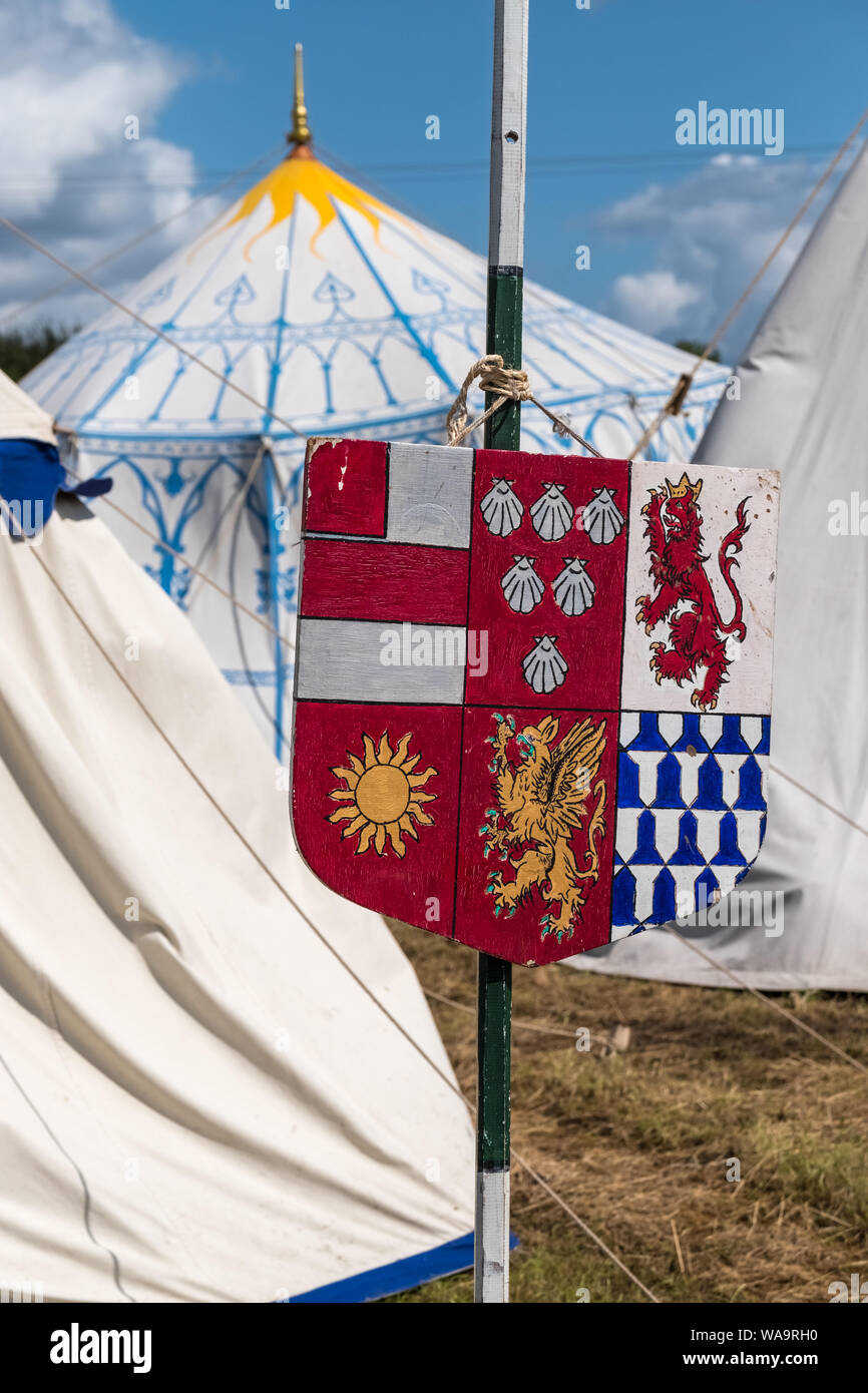 Tende e insegne di battaglia nella storia viva Camp a Bosworth Battlefield rievocazione evento, Leicestershire, Regno Unito Foto Stock