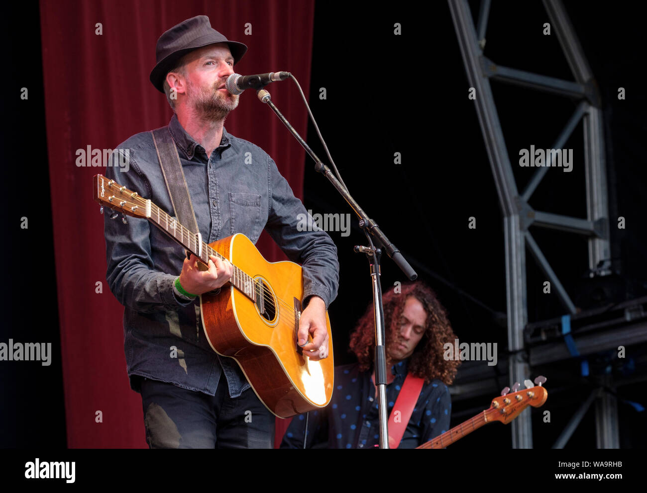 Jon Allen eseguendo in Weyfest music festival, Tilford, Surrey, Regno Unito. Agosto 17, 2019 Foto Stock
