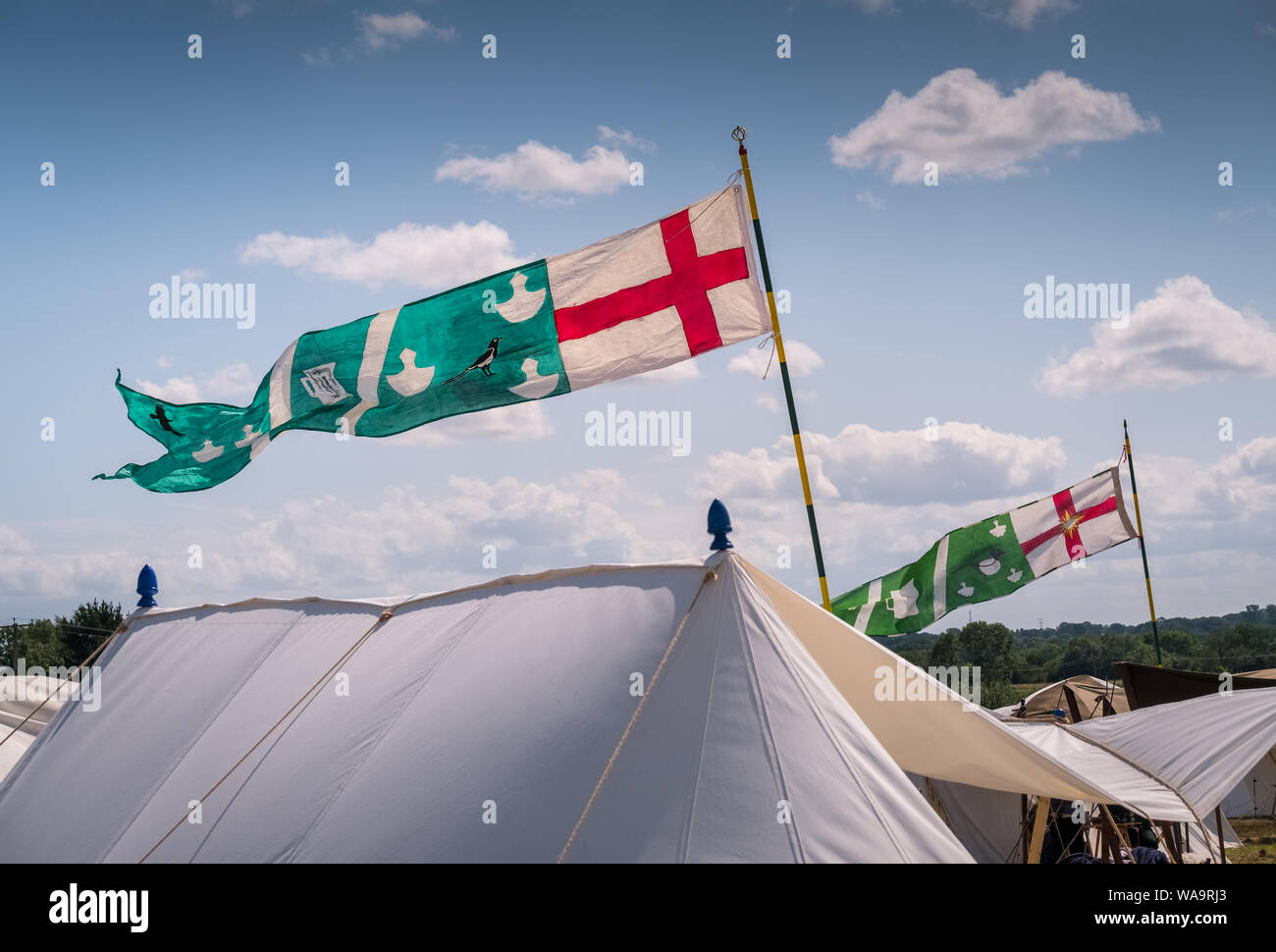 Tende e insegne di battaglia nella storia viva Camp a Bosworth Battlefield rievocazione evento, Leicestershire, Regno Unito Foto Stock