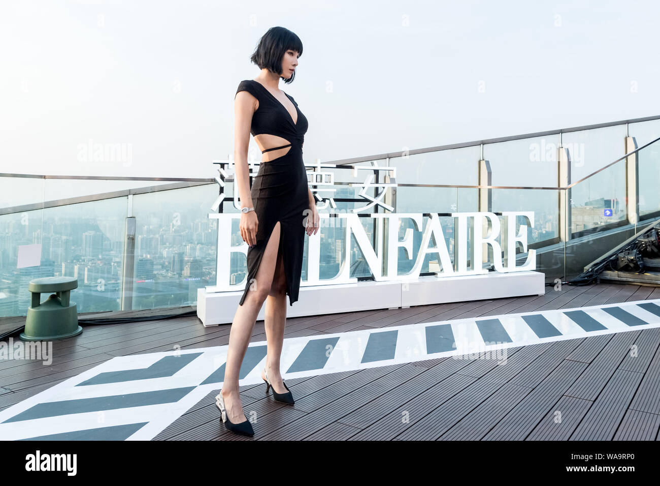 Attrice cinese Zhang Lanxin partecipa ad un evento promozionale per Balneaire in Cina a Shanghai, 24 luglio 2019. Foto Stock