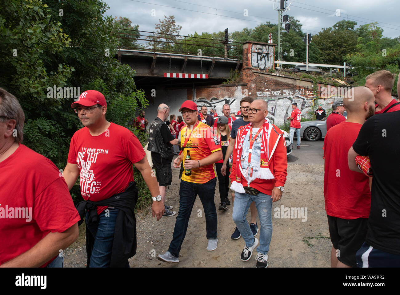 Oggi è stata la prima volta in assoluto che l Unione Berlin ha giocato in Bundesliga (contro RB Lipsia) e i loro sostenitori si è rivelato in grandi numeri. Foto Stock