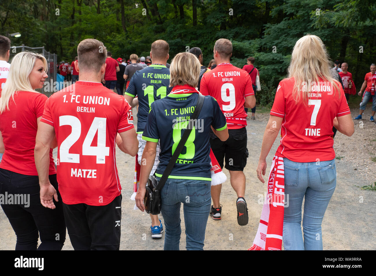 Oggi è stata la prima volta in assoluto che l Unione Berlin ha giocato in Bundesliga (contro RB Lipsia) e i loro sostenitori si è rivelato in grandi numeri. Foto Stock