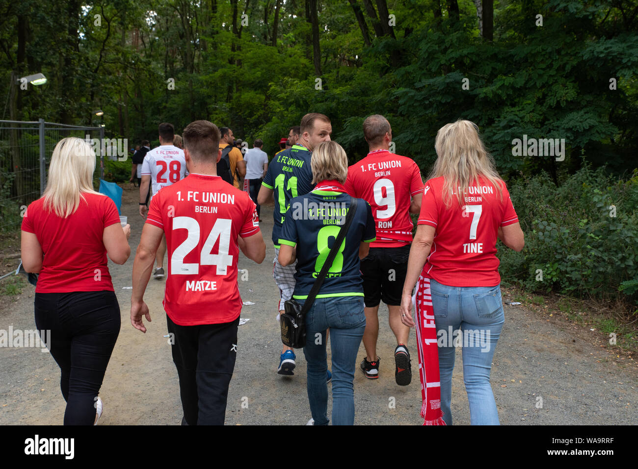 Oggi è stata la prima volta in assoluto che l Unione Berlin ha giocato in Bundesliga (contro RB Lipsia) e i loro sostenitori si è rivelato in grandi numeri. Foto Stock