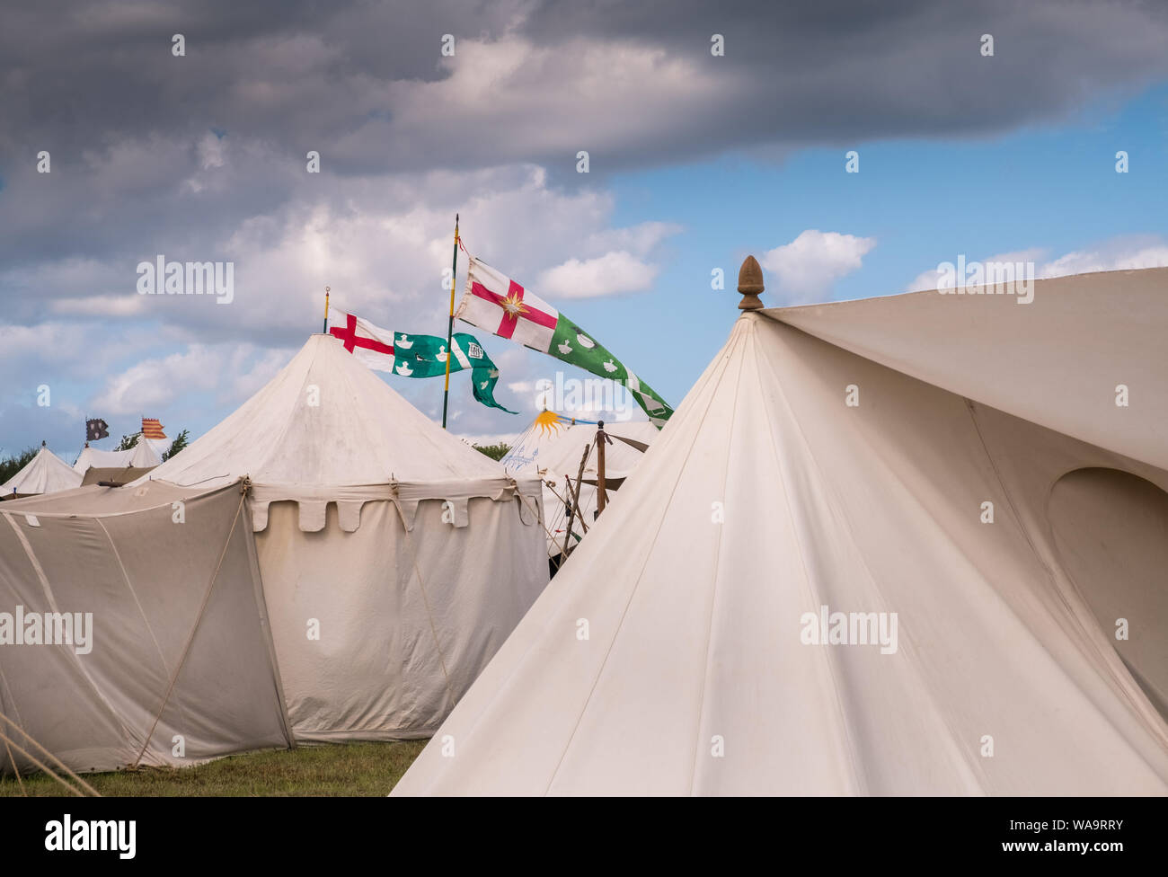 Tende e insegne di battaglia nella storia viva Camp a Bosworth Battlefield rievocazione evento, Leicestershire, Regno Unito Foto Stock