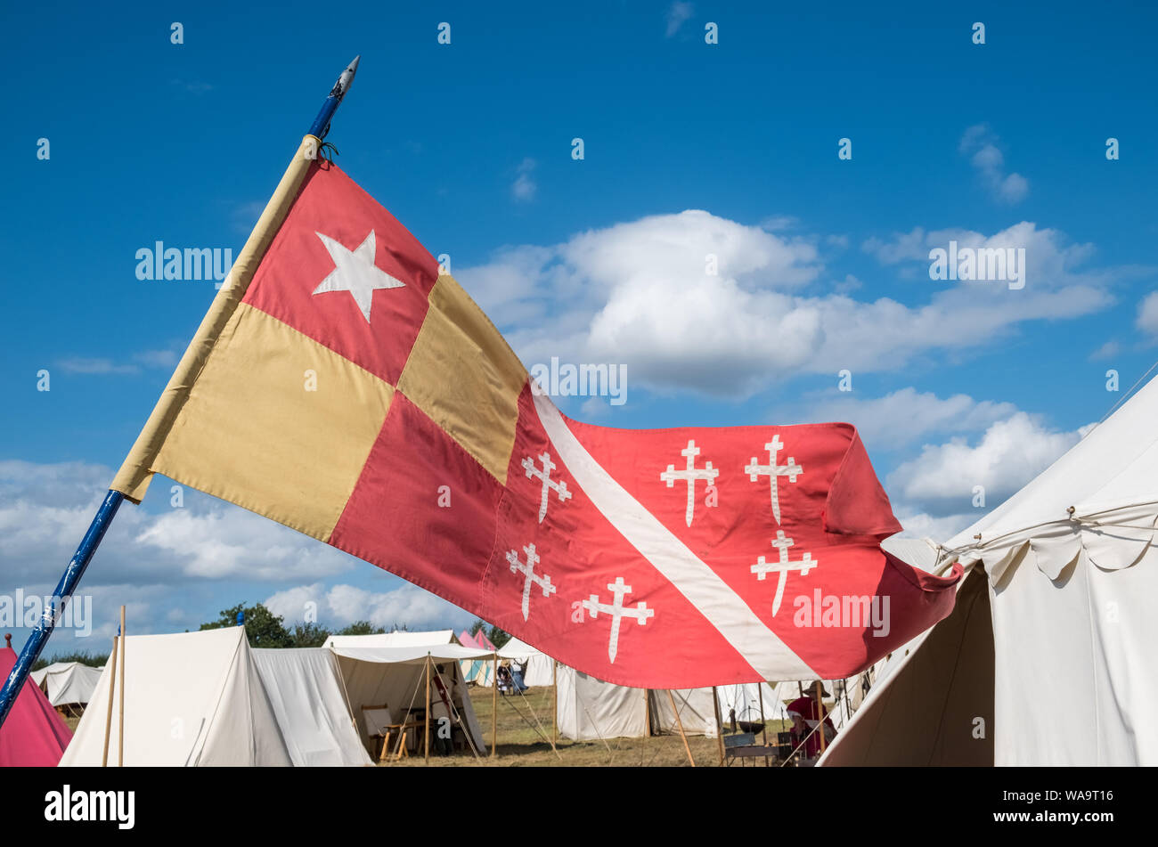 Tende e insegne di battaglia nella storia viva Camp a Bosworth Battlefield rievocazione evento, Leicestershire, Regno Unito Foto Stock