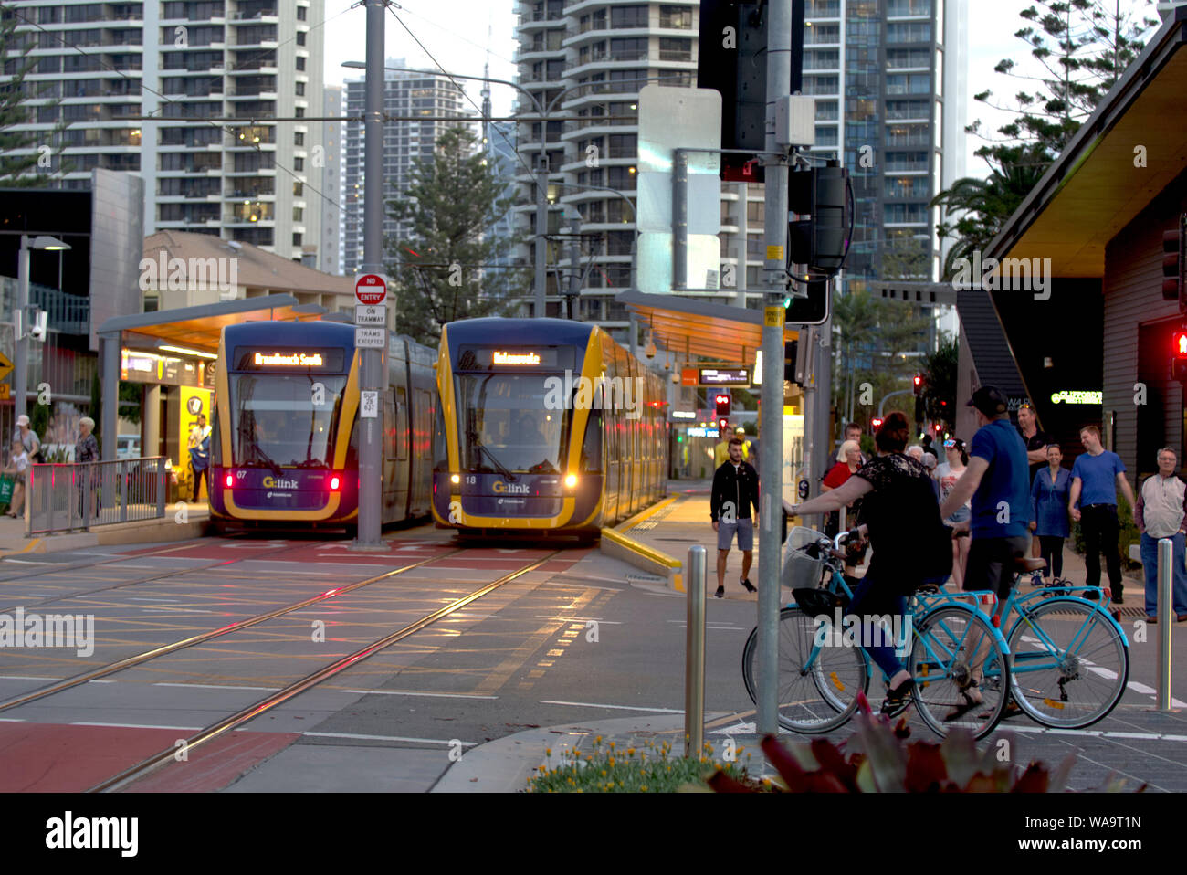 La rete di ferrovia leggera a Surfers Paradise Boulevard Gold Coast di Queensland in Australia Foto Stock