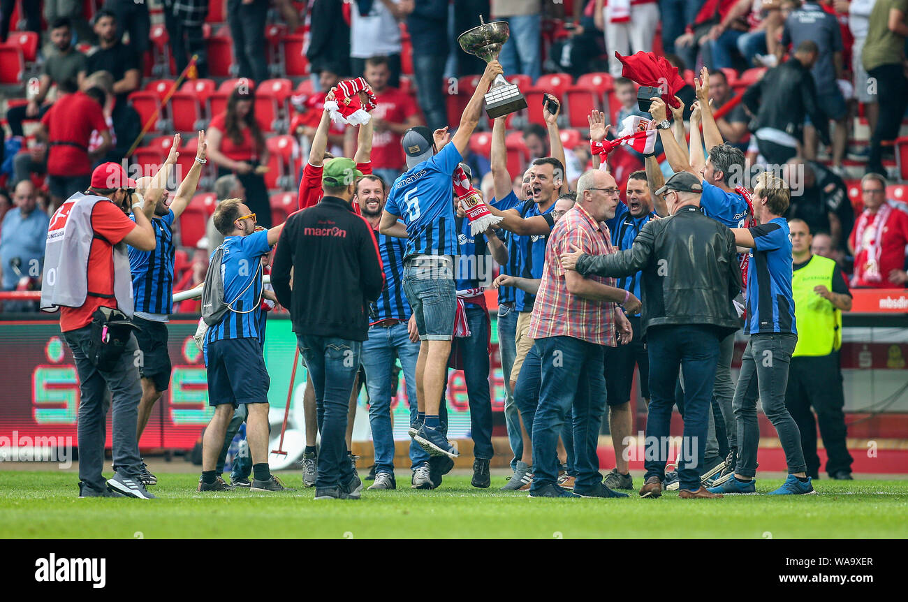 Berlino, Germania. 18 Agosto, 2019. Calcio: Bundesliga, 1° FC Union Berlin - RB Leipzig, 1° giornata nello stadio An der Alten Försterei. Dilettanti anonimi da Unionliga ricevere il trofeo consegnato. Credito: Andreas Gora/dpa - NOTA IMPORTANTE: In conformità con i requisiti del DFL Deutsche Fußball Liga o la DFB Deutscher Fußball-Bund, è vietato utilizzare o hanno utilizzato fotografie scattate allo stadio e/o la partita in forma di sequenza di immagini e/o video-come sequenze di foto./dpa/Alamy Live News Foto Stock