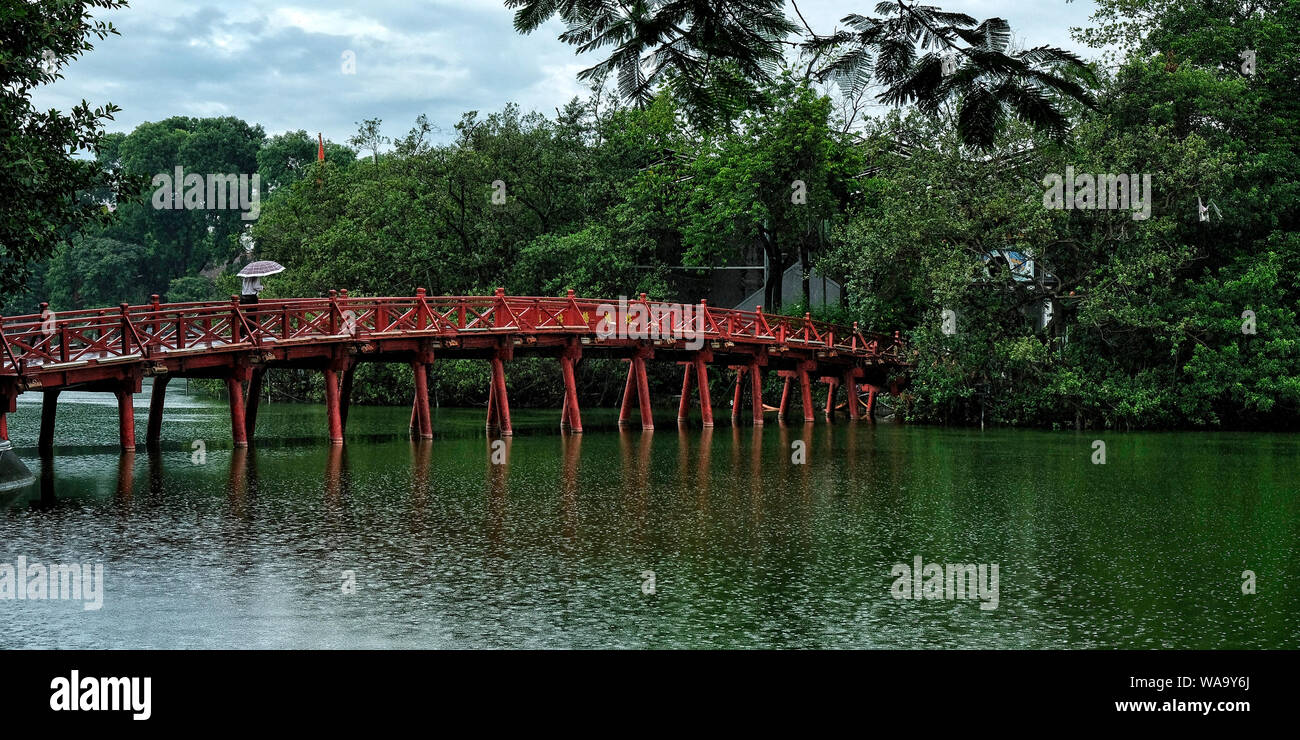 Huc Bridge nel Ngoc Son Temple, Hanoi, Vietnam. Foto Stock