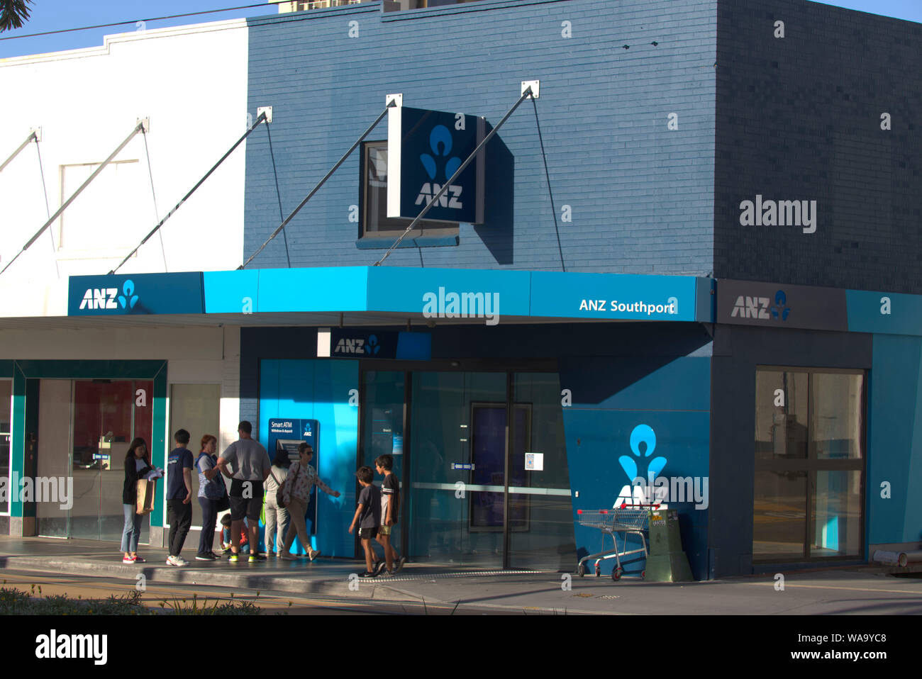 I clienti in attesa di usare il bancomat presso una filiale ANZ Southport Queensland Australia Foto Stock