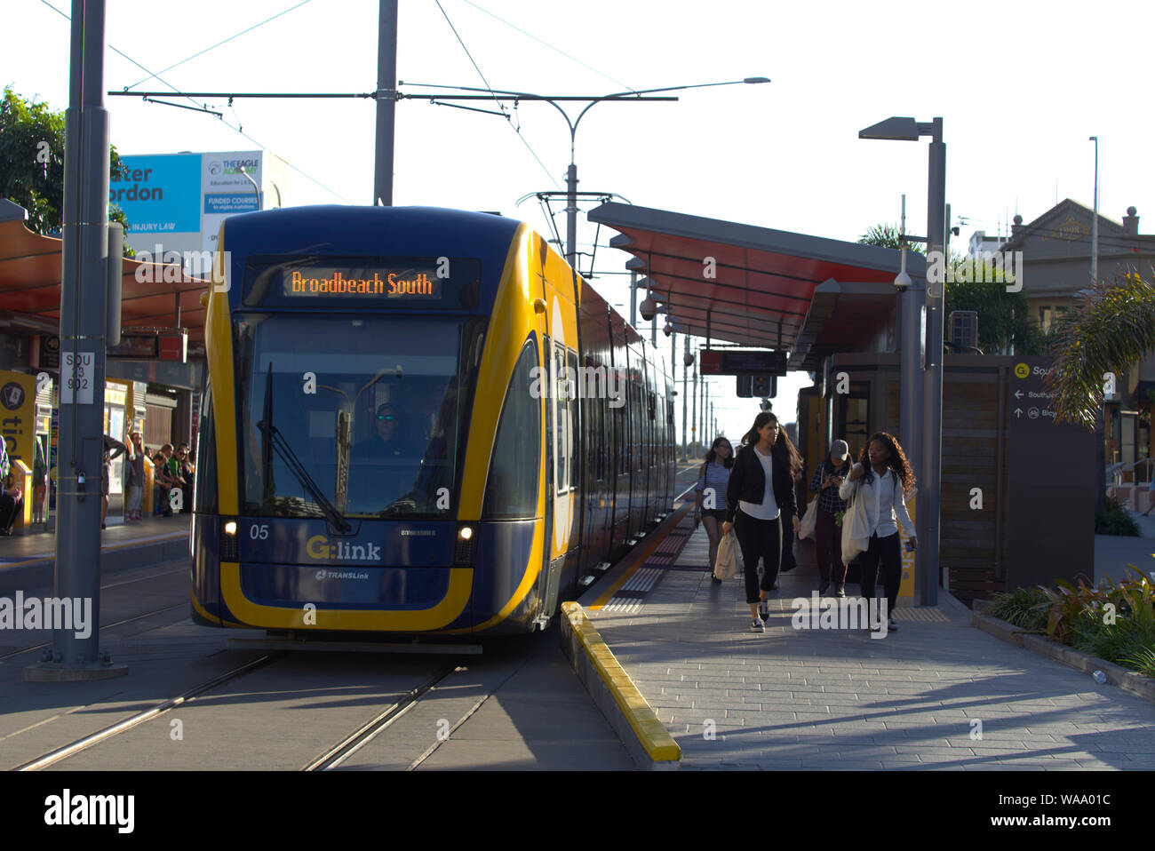 Passeggeri a Q Link Tram - Light Rail station Southport Queensland Australia Foto Stock