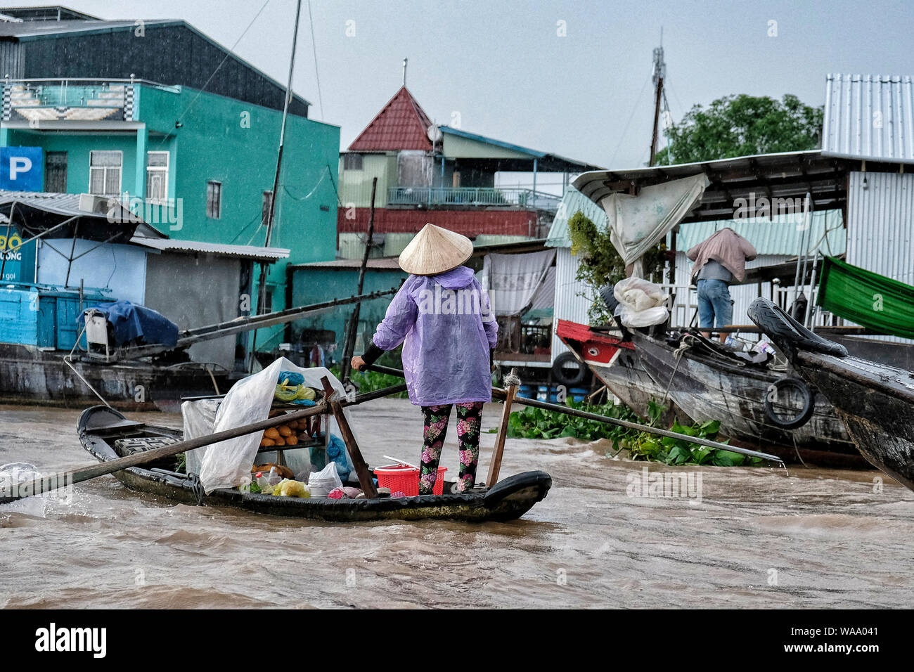 Can Tho, Vietnam - agosto 12: le persone nel mercato galleggiante di Can Tho il 12 agosto 2018 a Can Tho, Vietnam. Foto Stock