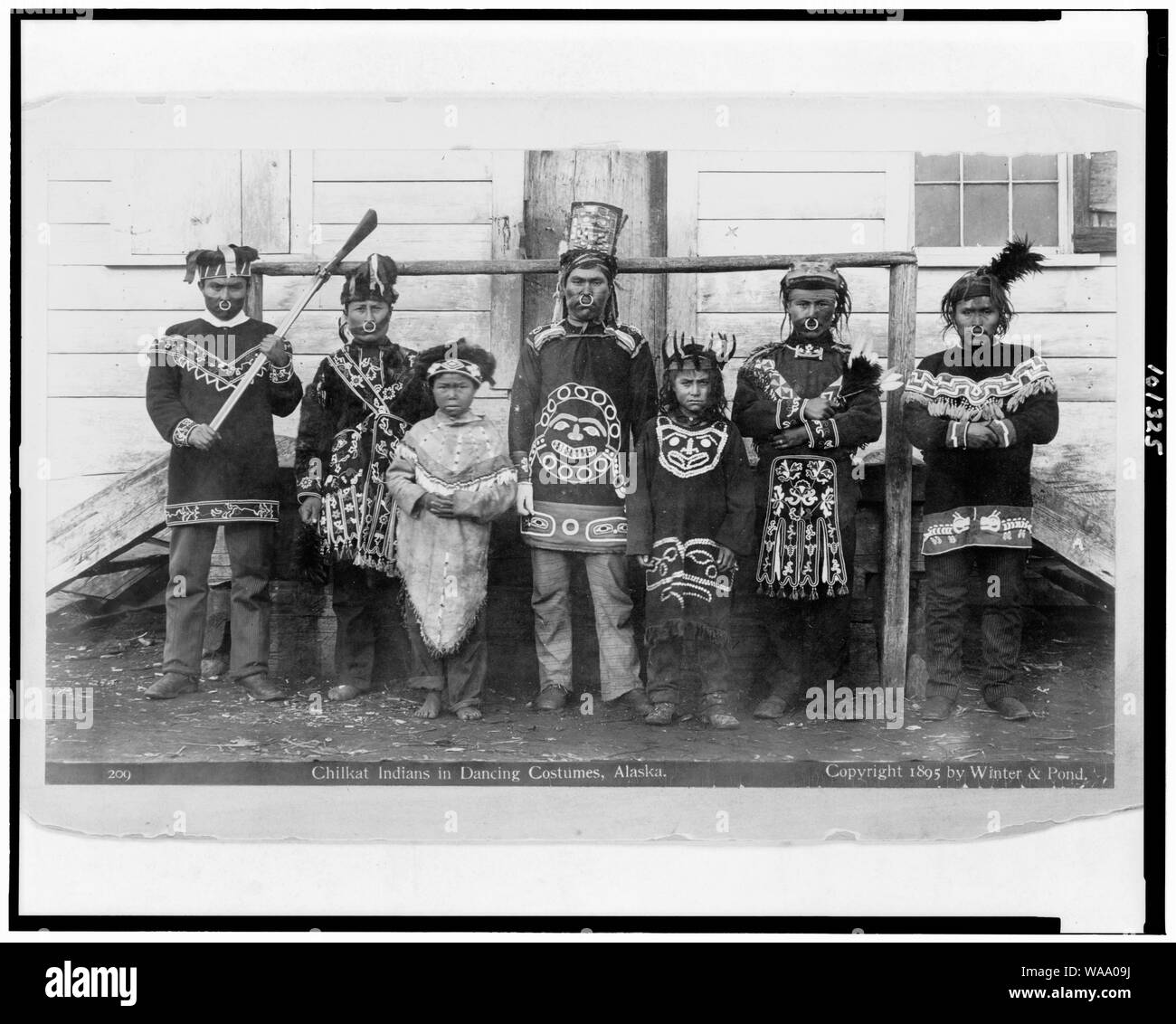 Chilkat indiani in dancing costumi, Alaska / Winter & Pond, fotografi, Juneau, in Alaska. Foto Stock