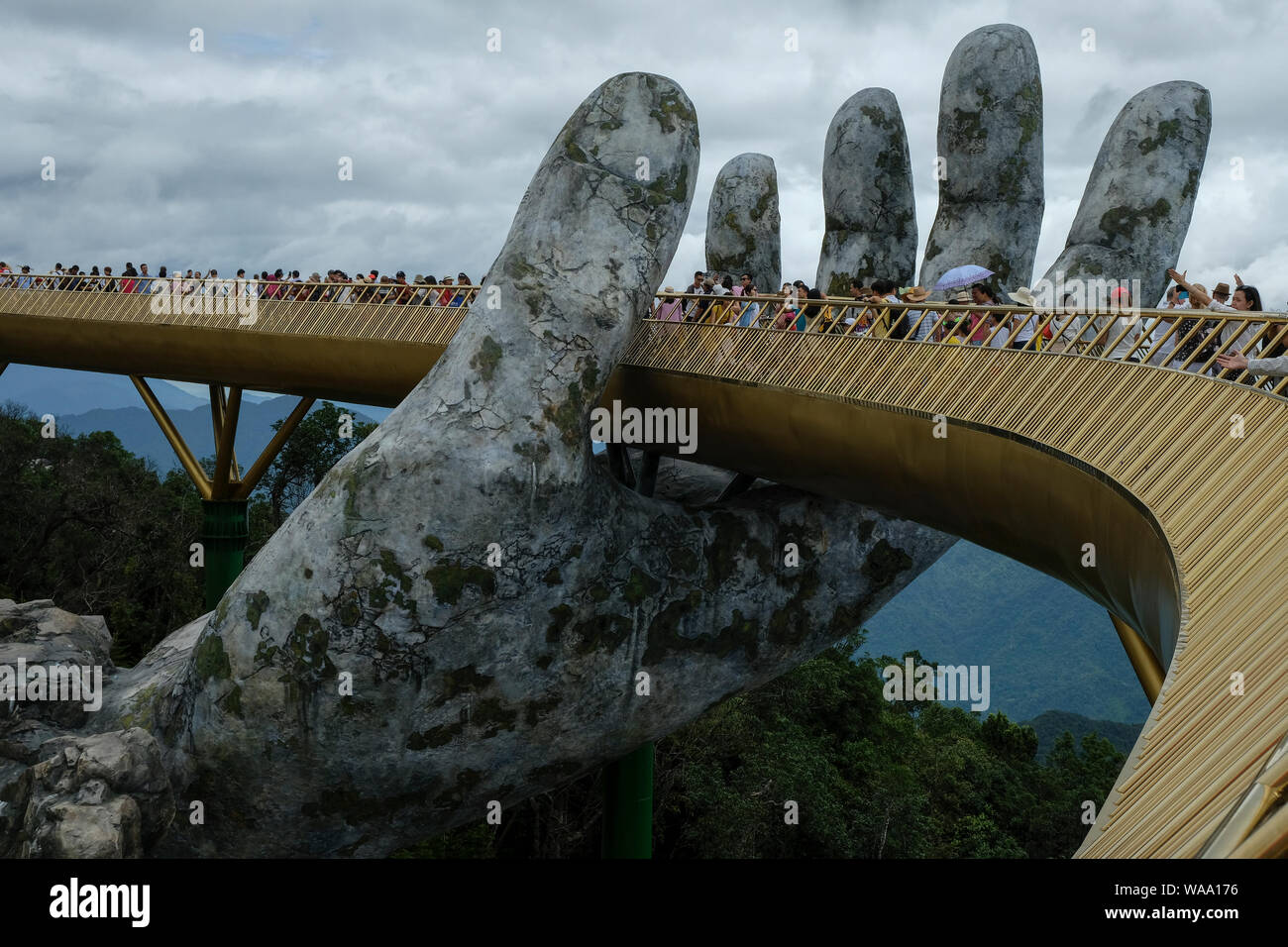 Da Nang, Vietnam - Agosto 18, 2018: Turisti in Golden Bridge. Il Golden Bridge è un 150 m lungo il ponte pedonale in Ba Na Hills di Da Nang. Foto Stock