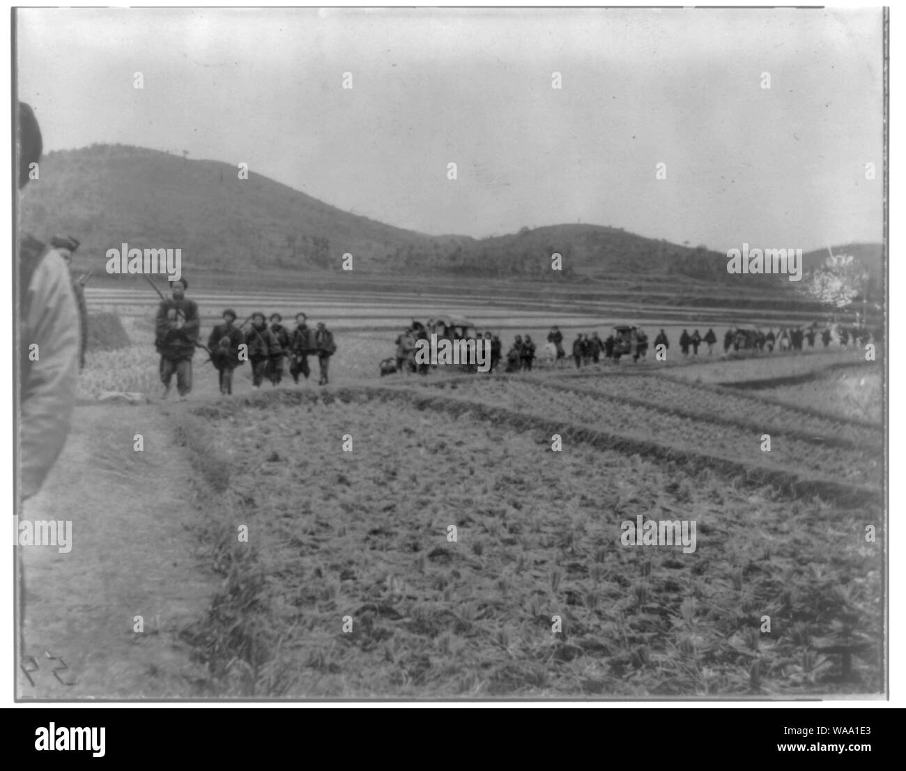 Cina; palanquin scortato da soldati Foto Stock
