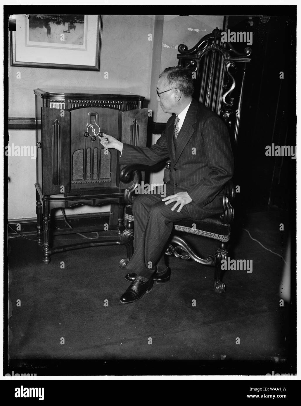 Ambasciatore cinese ascolta Kung trasmessa dalla Cina. Washington D.C., dic. 17. L'ambasciatore cinese per gli Stati Uniti, il dottor Alfred Sao-Ke Sze, come egli ascolta la trasmissione del Dott. H.H. Kung, ministro delle Finanze e il capo ad interim del governo nazionale nel suo talk radio sul sequestro del generale Issimo Chaing Kai-Shek a Sain- Fu. Il dott. Kung asserito la crisi offre al mondo un occasione per attestare di nuovo la solidarietà del corpo politico nella Cina moderna Foto Stock