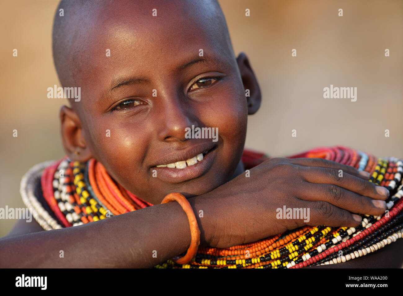 Samburu bellissima ragazza tribale con ocra e collana in arcieri Post, Kenya. Foto Stock