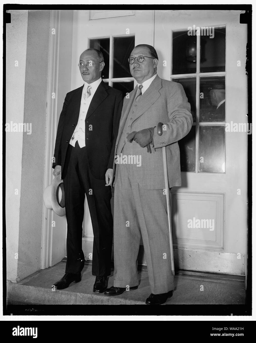 Il Ministro cinese delle finanze paga rispetta Washington D.C., Giugno 29. Il dott. H.H. Kung, Vicepresidente dell'Executive Yuan e il ministro delle Finanze della Cina, accompagnato alla casa bianca dall'ambasciatore cinese Dr. Chenting T. Wang, sinistra Foto Stock