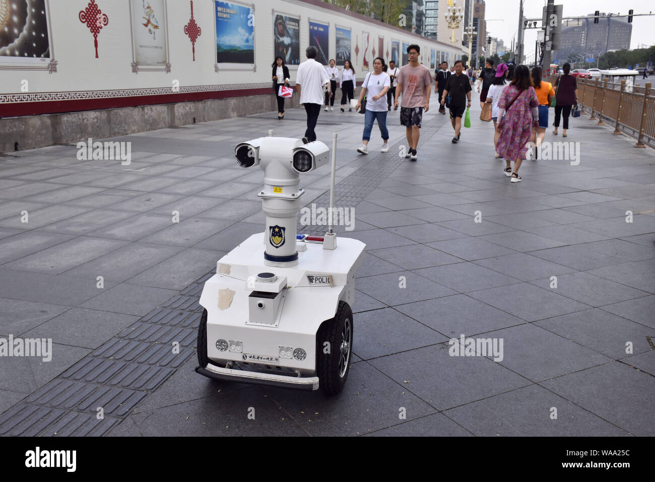 Il robot che assomigliano a parete e nel film il pattugliamento nelle strade di Pechino, Cina, 25 luglio 2019. Il robot serve per Pechino poliziotto di pattuglia Foto Stock