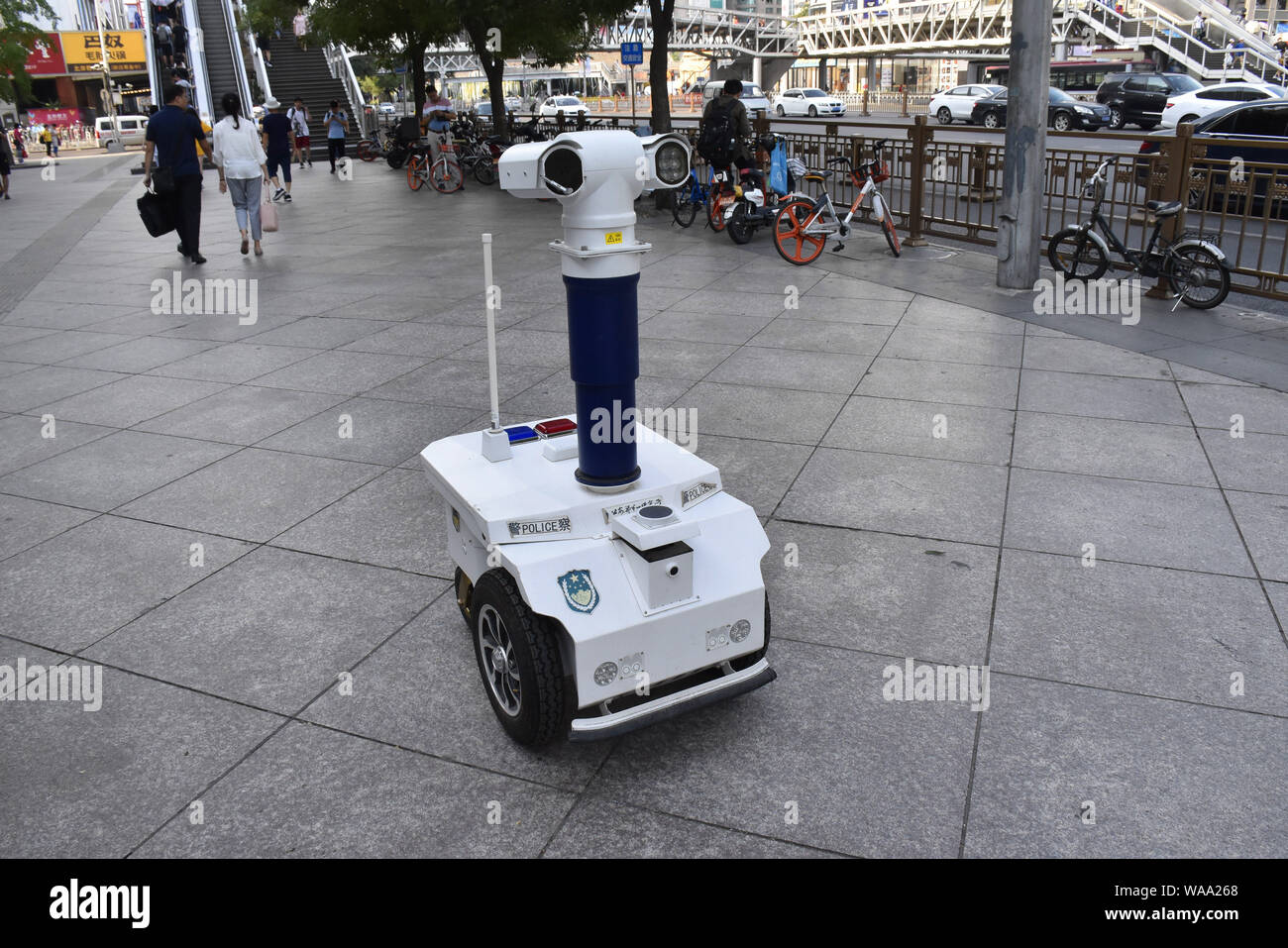 Il robot che assomigliano a parete e nel film il pattugliamento nelle strade di Pechino, Cina, 25 luglio 2019. Il robot serve per Pechino poliziotto di pattuglia Foto Stock