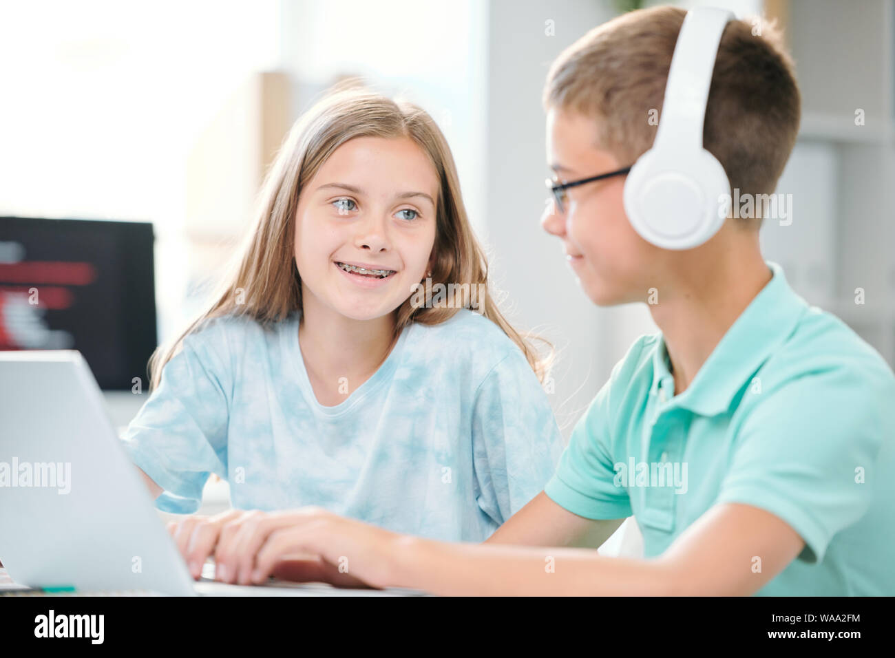 Cordiali compagni di scuola media per discutere i dati per un seminario o lezione successiva Foto Stock