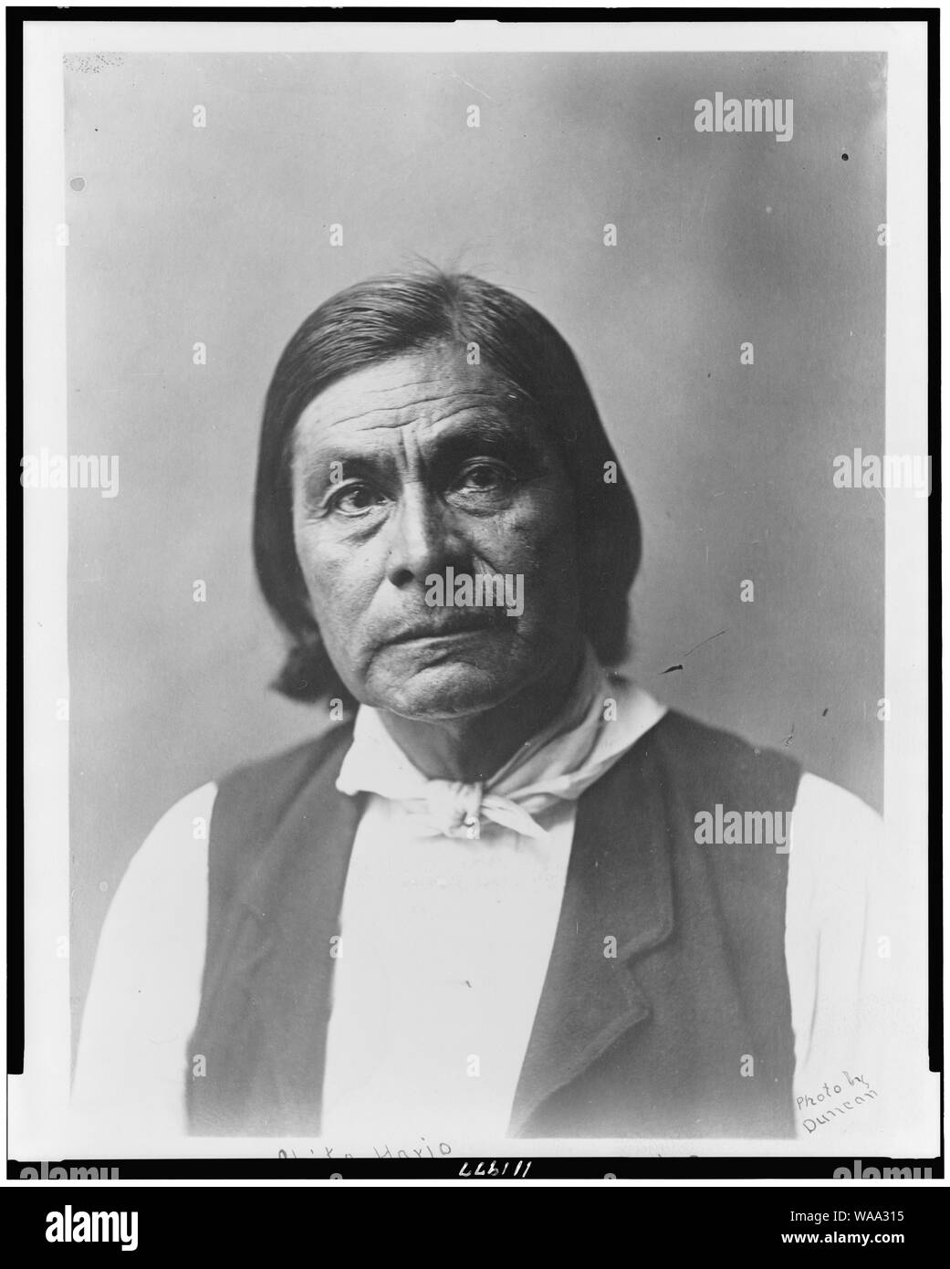 Chitto Harjo o Crazy Snake, testa e spalle ritratto, rivolto verso la parte anteriore] / Foto di Duncan Foto Stock