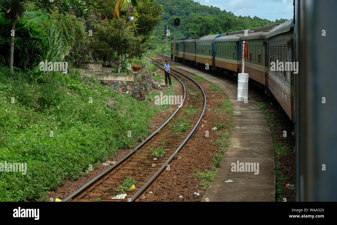 Da Nang, Vietnam - 19 agosto: Treno in esecuzione attraverso il Hai Van Pass al centro del Vietnam il 19 agosto 2018 di Da Nang, Vietnam. Foto Stock