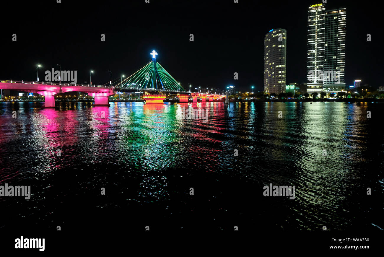 Han River Bridge di notte in Da Nang, Vietnam. Foto Stock