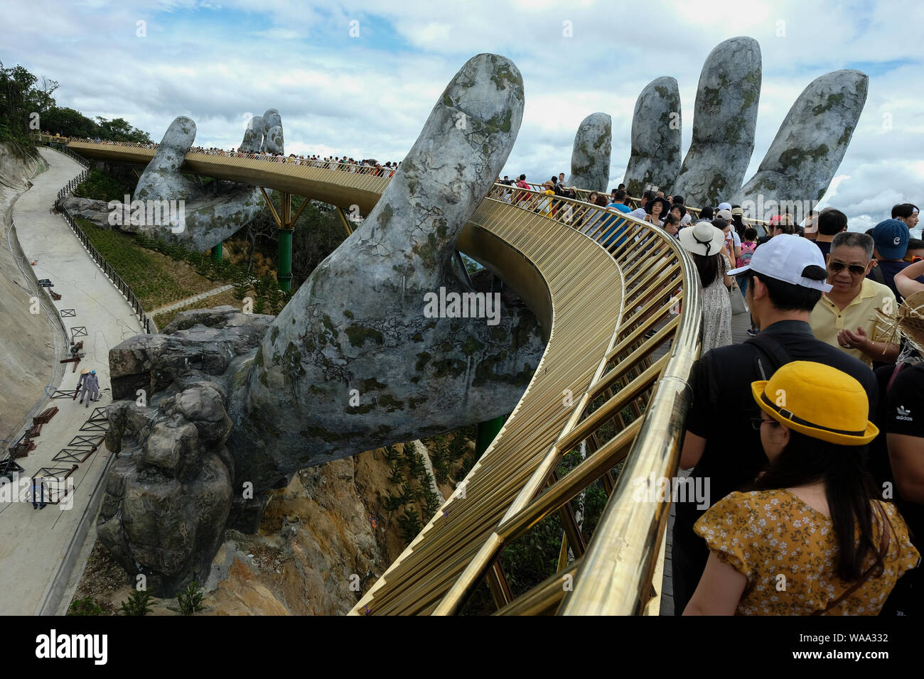 Da Nang, Vietnam - Agosto 18, 2018: Turisti in Golden Bridge. Il Golden Bridge è un 150 m lungo il ponte pedonale in Ba Na Hills di Da Nang. Foto Stock
