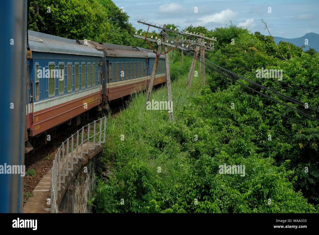 Da Nang, Vietnam - 19 agosto: Treno in esecuzione attraverso il Hai Van Pass al centro del Vietnam il 19 agosto 2018 di Da Nang, Vietnam. Foto Stock