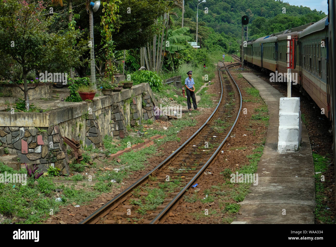 Da Nang, Vietnam - 19 agosto: Treno in esecuzione attraverso il Hai Van Pass al centro del Vietnam il 19 agosto 2018 di Da Nang, Vietnam. Foto Stock