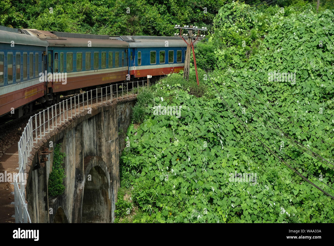 Da Nang, Vietnam - 19 agosto: Treno in esecuzione attraverso il Hai Van Pass al centro del Vietnam il 19 agosto 2018 di Da Nang, Vietnam. Foto Stock