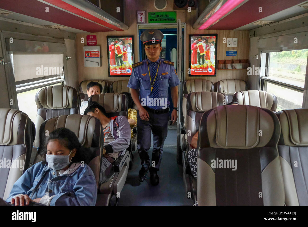 Da Nang, Vietnam - 19 agosto: Treno in esecuzione attraverso il Hai Van Pass al centro del Vietnam il 19 agosto 2018 di Da Nang, Vietnam. Foto Stock