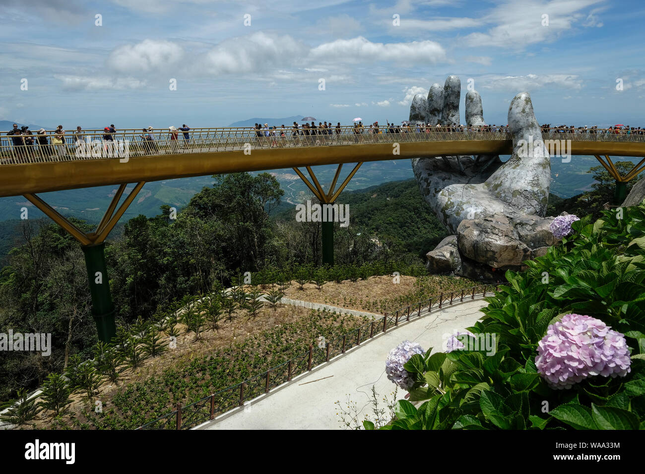 Da Nang, Vietnam - Agosto 18, 2018: Turisti in Golden Bridge. Il Golden Bridge è un 150 m lungo il ponte pedonale in Ba Na Hills di Da Nang. Foto Stock
