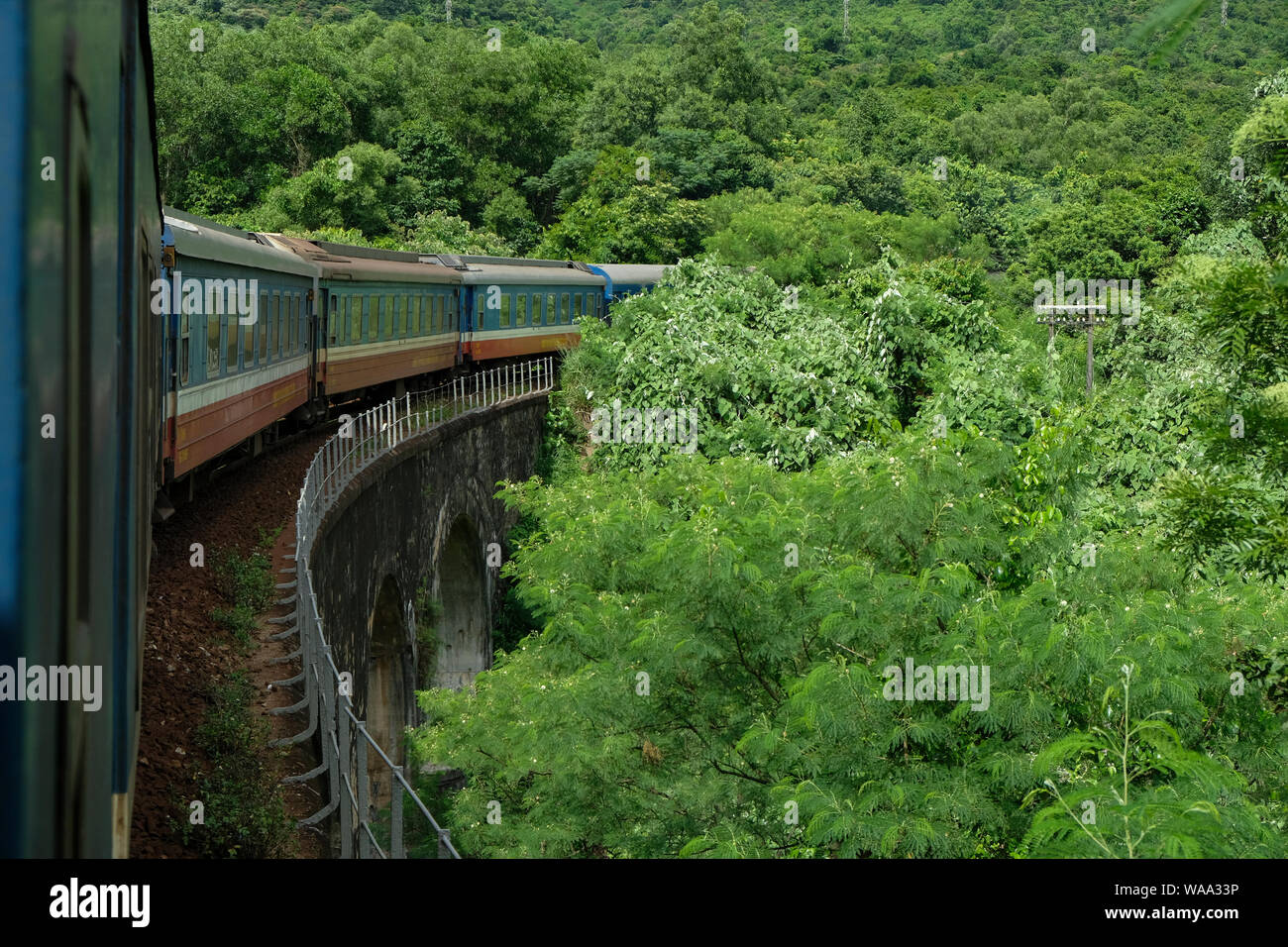 Da Nang, Vietnam - 19 agosto: Treno in esecuzione attraverso il Hai Van Pass al centro del Vietnam il 19 agosto 2018 di Da Nang, Vietnam. Foto Stock