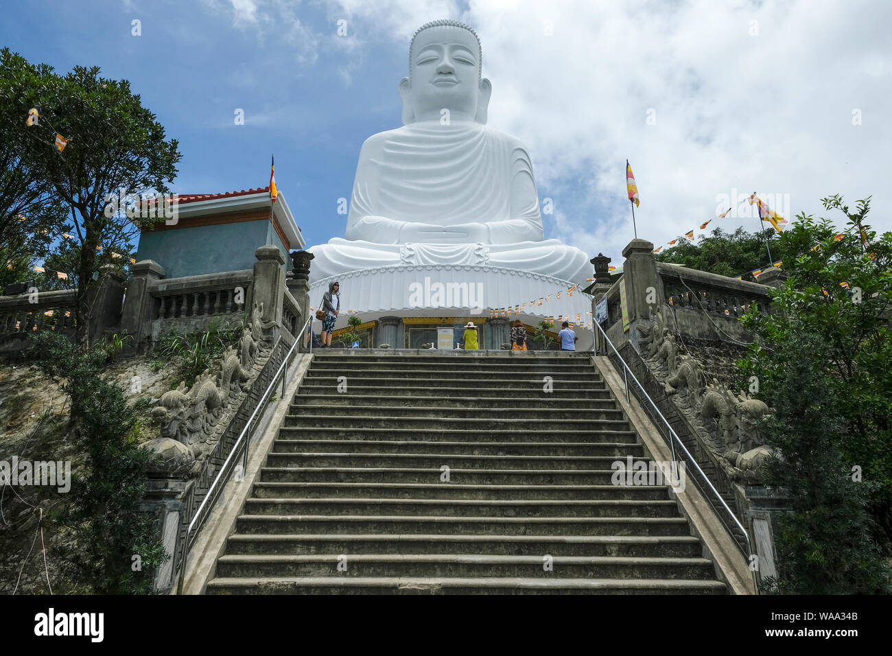 Danang, Vietnam - 18 agosto: Bianco statua del Buddha al Linh Ung Pagoda nel Ba Na colline su agosto 18, 2018 a Danang, Vietnam. Foto Stock