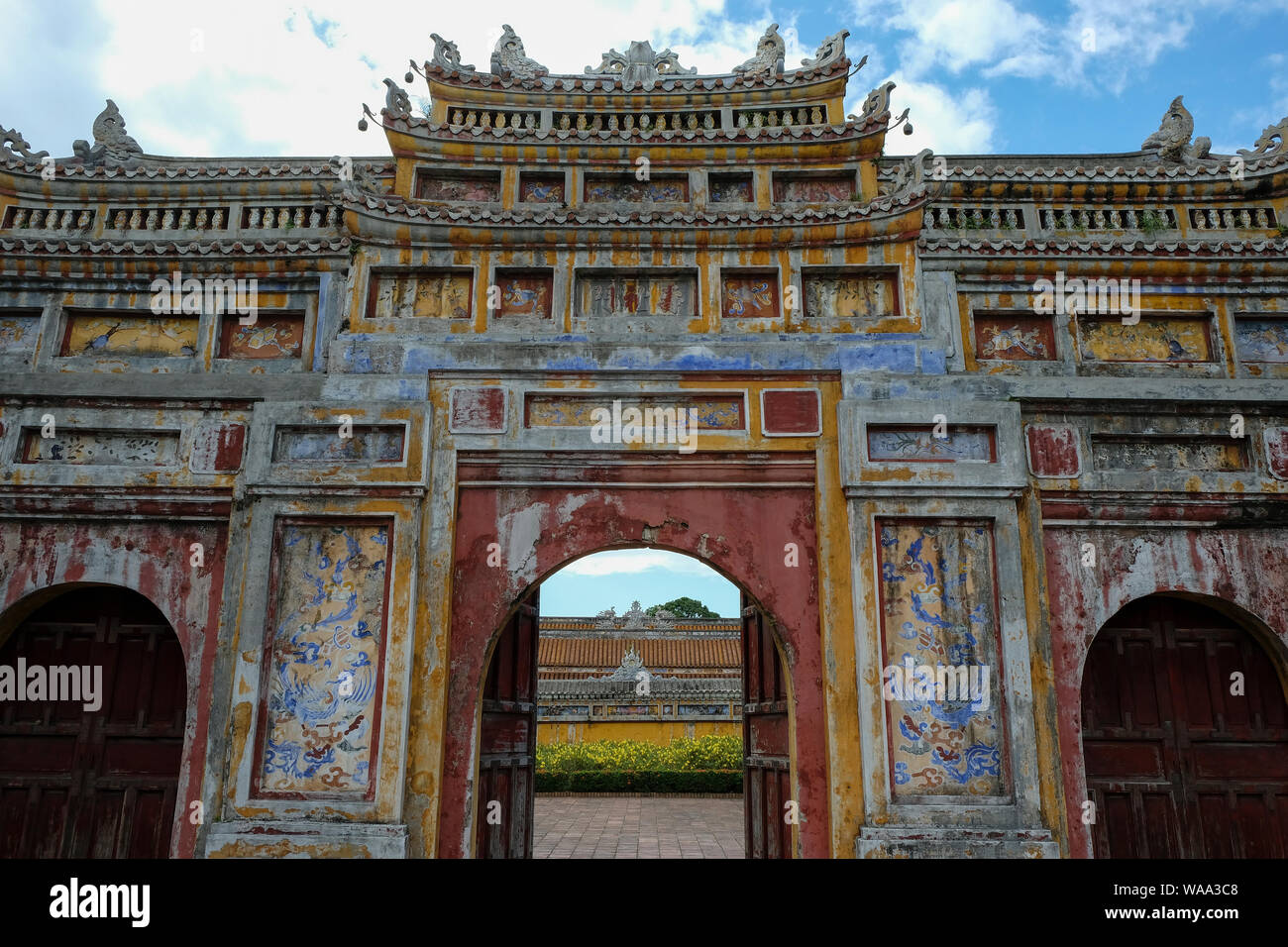 Colorato Imperial City Gate in tinta, Vietnam Foto Stock