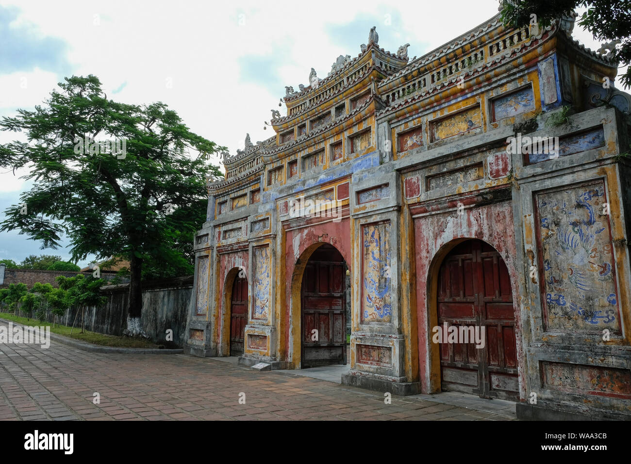 Colorato Imperial City Gate in tinta, Vietnam Foto Stock