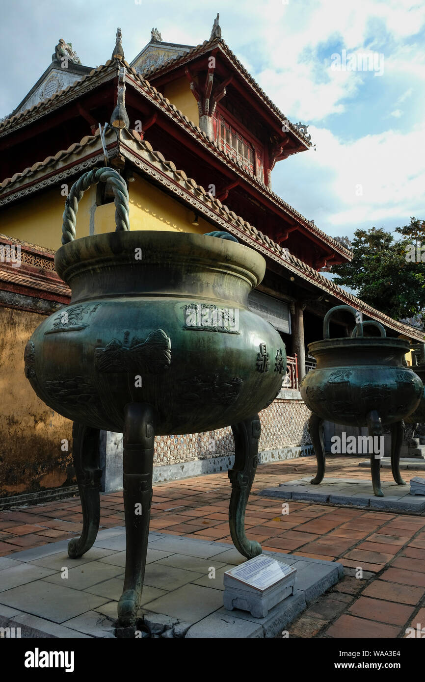 Pentole in rame nella città imperiale di Hue, Vietnam. Foto Stock