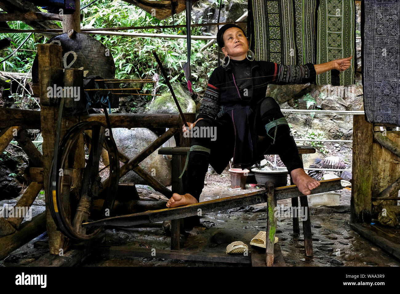 Sapa, Vietnam - 23 agosto: Donna di Black Hmong minoranza etnica messa a filo per cucire su agosto 23, 2018 in SAPA, Vietnam. Foto Stock