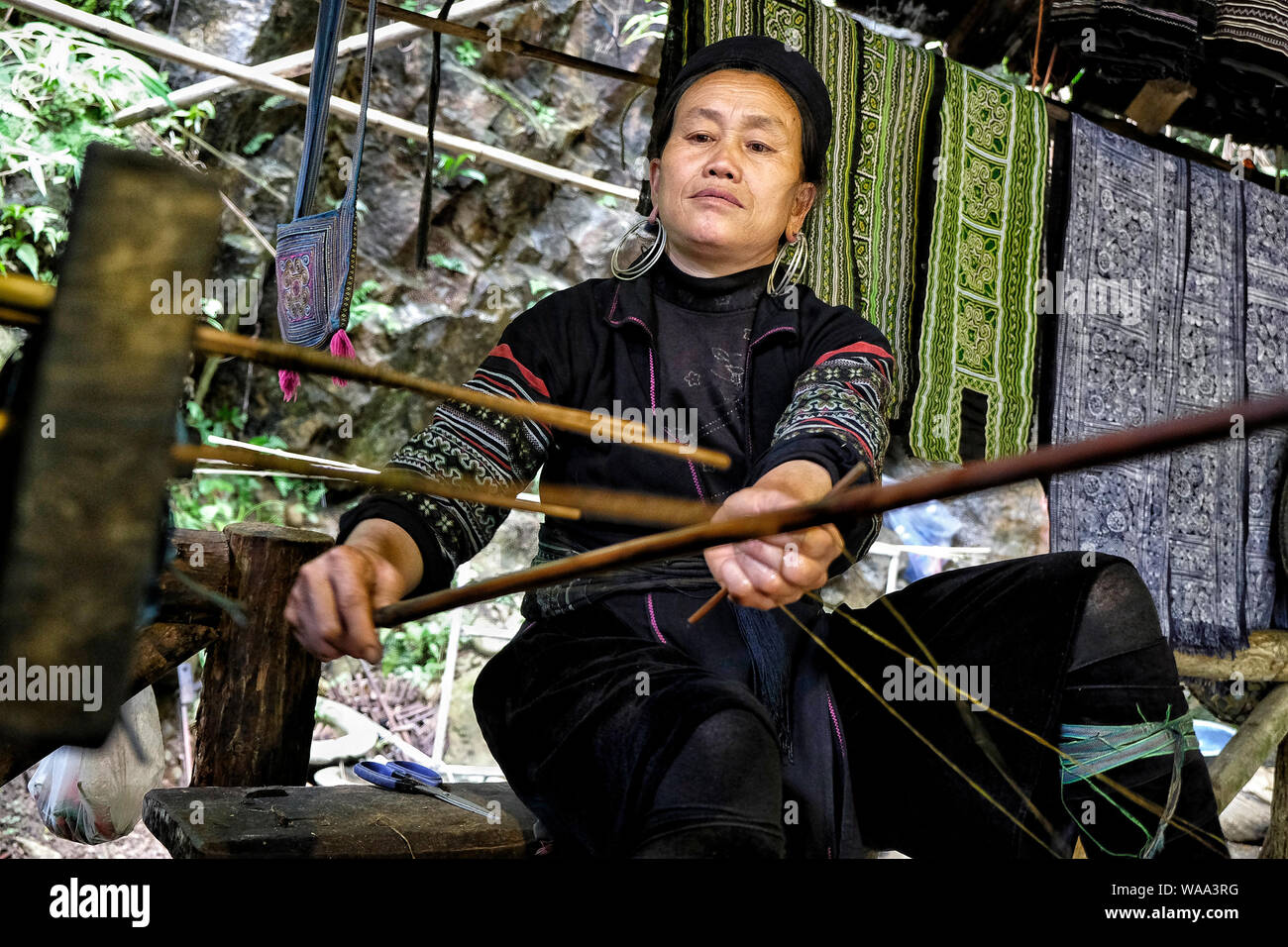 Sapa, Vietnam - 23 agosto: Donna di Black Hmong minoranza etnica messa a filo per cucire su agosto 23, 2018 in SAPA, Vietnam. Foto Stock