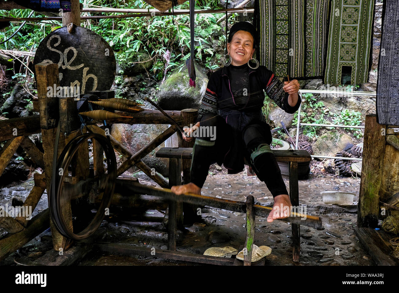 Sapa, Vietnam - 23 agosto: Donna di Black Hmong minoranza etnica messa a filo per cucire su agosto 23, 2018 in SAPA, Vietnam. Foto Stock