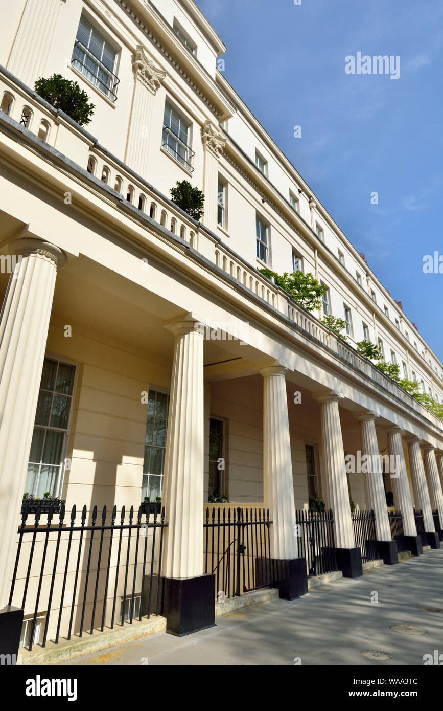 A schiera residenze di lusso con facciata in stucco, Eaton Square garden square, Belgravia, West London, Regno Unito Foto Stock
