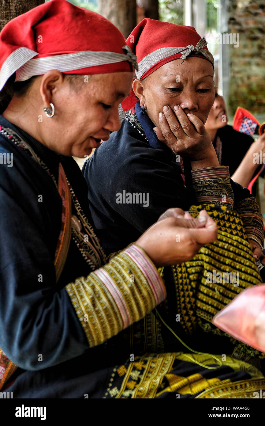 Ta Phin, Vietnam - 24 agosto: Red Dao cucitura delle donne nel paese il 24 agosto 2018 in Ta Phin. Red Dao persone sono minoranza cinese in Vietnam. Foto Stock