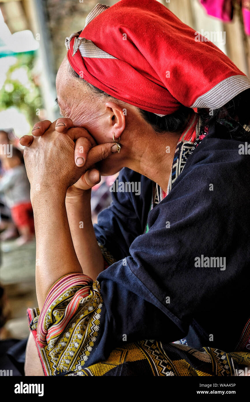 Ta Phin, Vietnam - 24 agosto: Red Dao cucitura delle donne nel paese il 24 agosto 2018 in Ta Phin. Red Dao persone sono minoranza cinese in Vietnam. Foto Stock