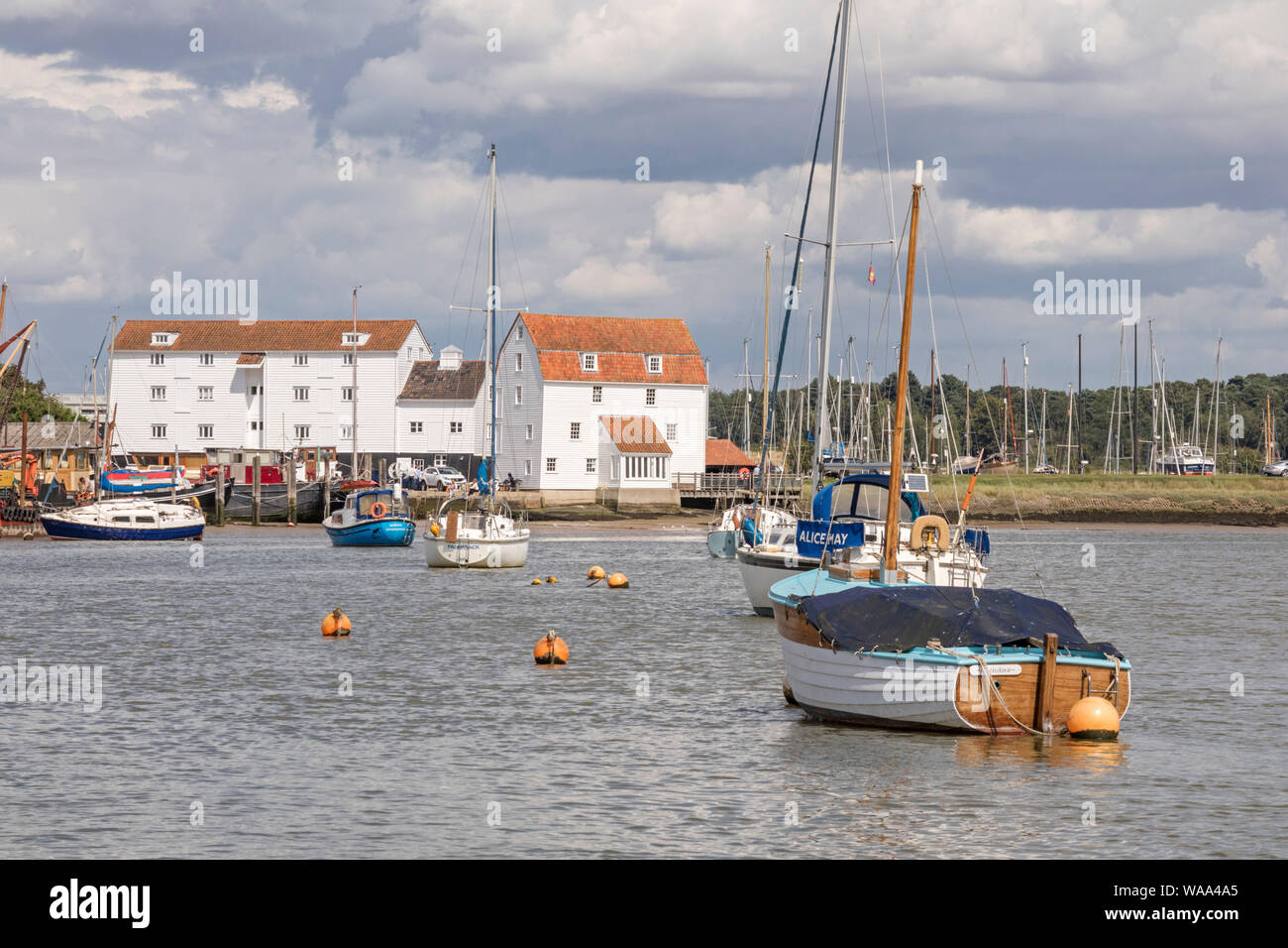 Woodbridge Harbour e di marea mulino sul fiume Deben, Suffolk, East Anglia, England, Regno Unito Foto Stock
