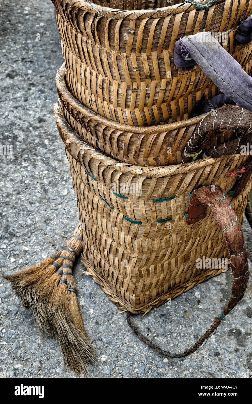 Tessuti artigianali cesti di bambù e piatti per la vendita nel mercato di strada in Vietnam. Foto Stock