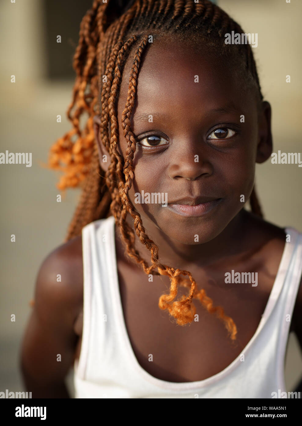 Bellissima ragazza con una bella acconciatura in una baracca nel villaggio di pescatori Jamestown in Accra, Ghana Foto Stock